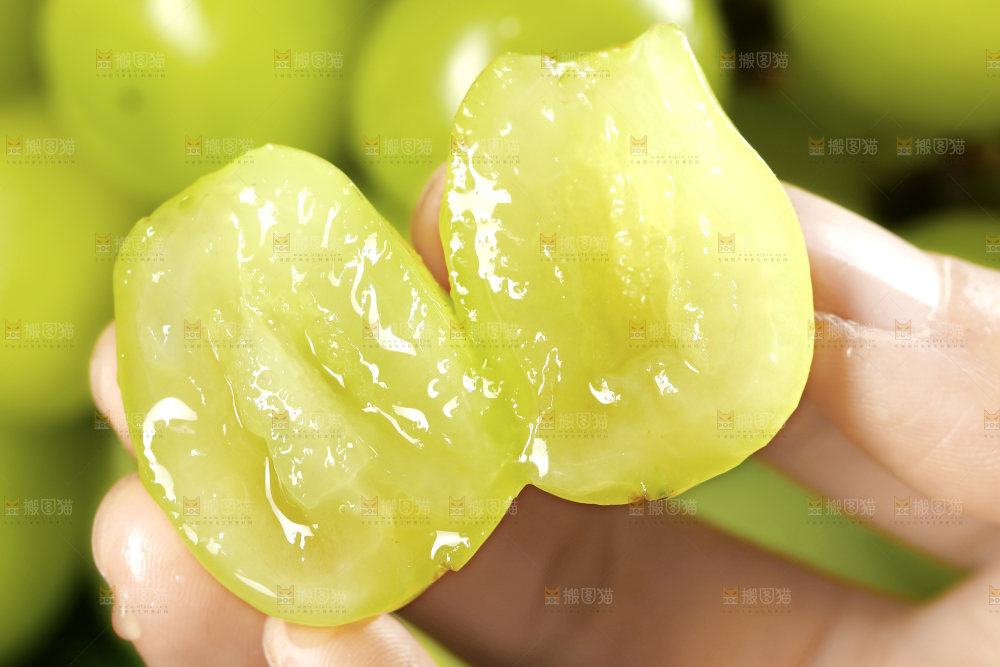 手里拿着阳光玫瑰果肉