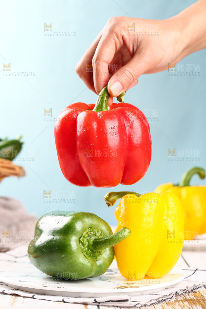 手里拿着圆辣椒