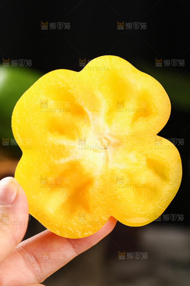 手里拿着切开的山东彩椒