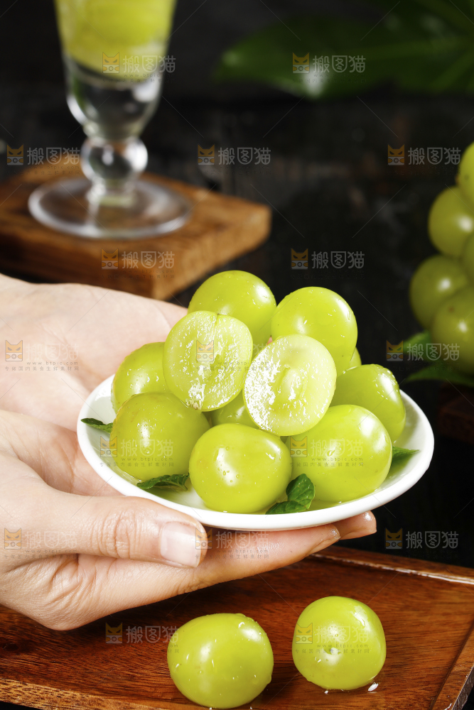 手里端着一碟晴王青提