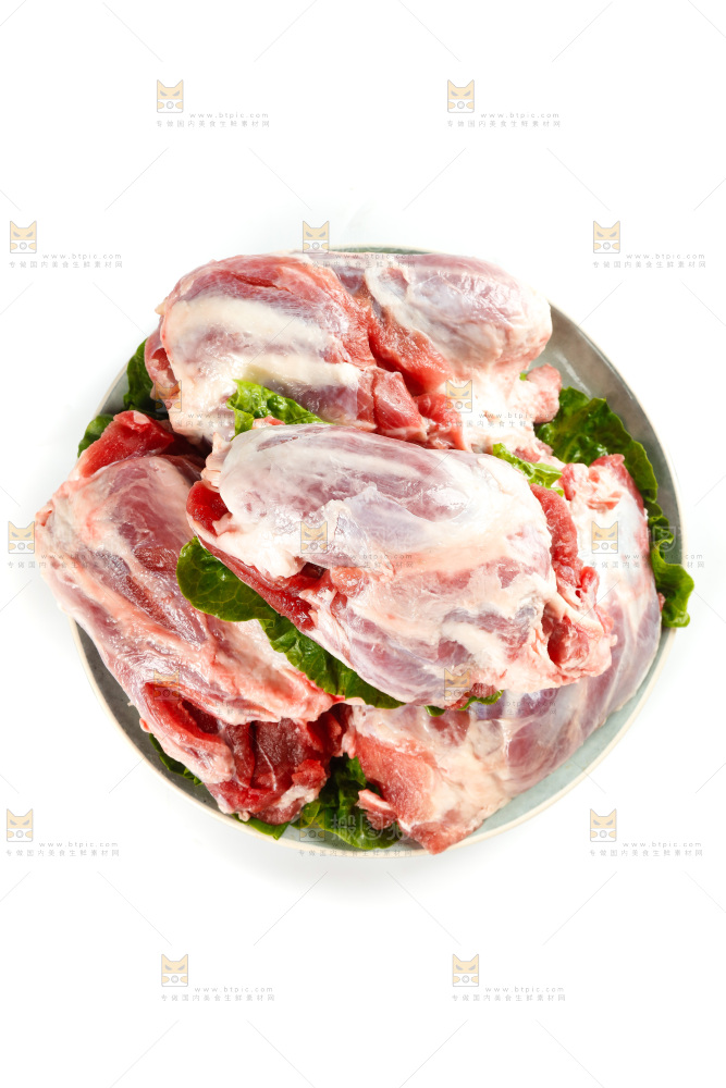 白底上放着一盘牛腱子肉
