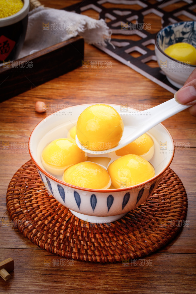 勺子上舀着黄米汤圆