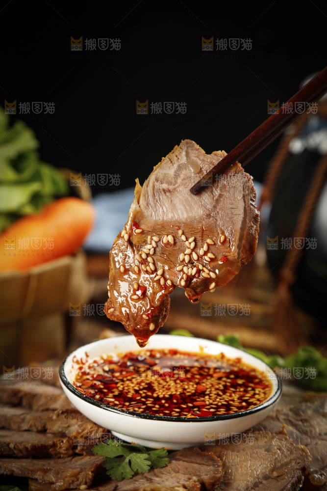 筷子上夹着牛腱子肉蘸辣椒