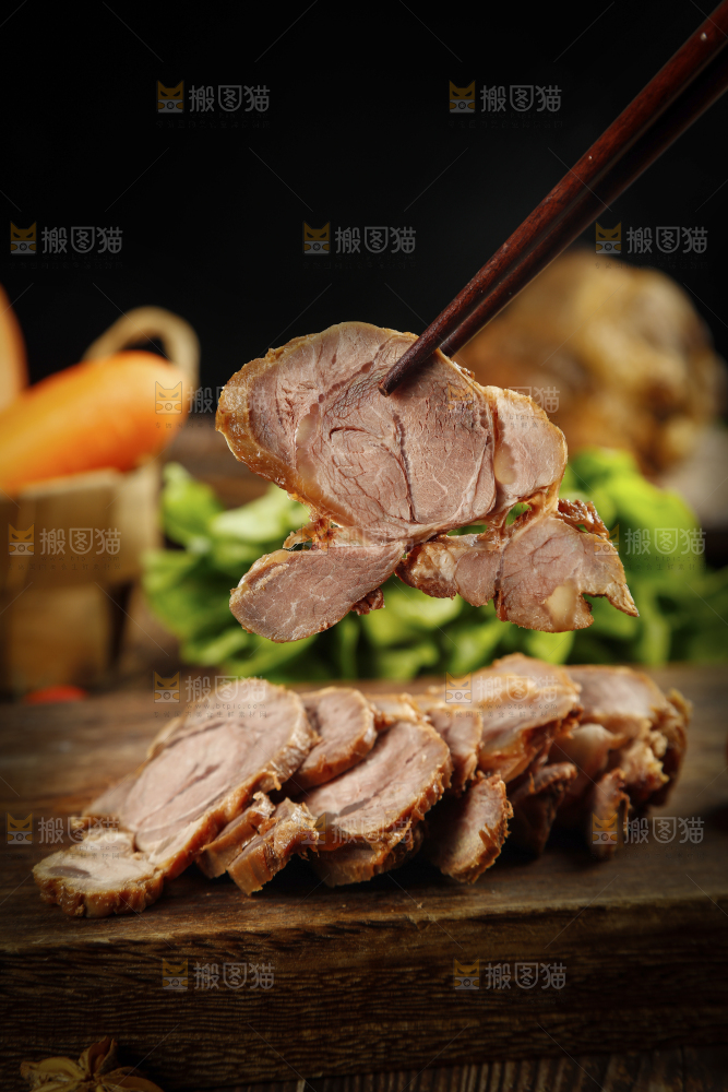筷子上夹着卤牛肉