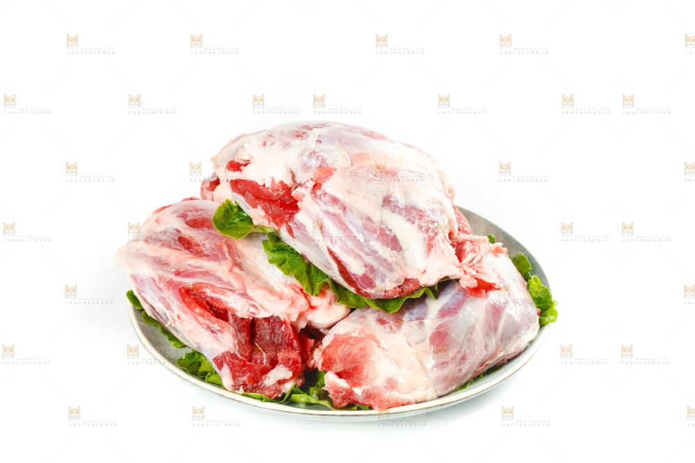 白底上放着一盘牛腱子肉