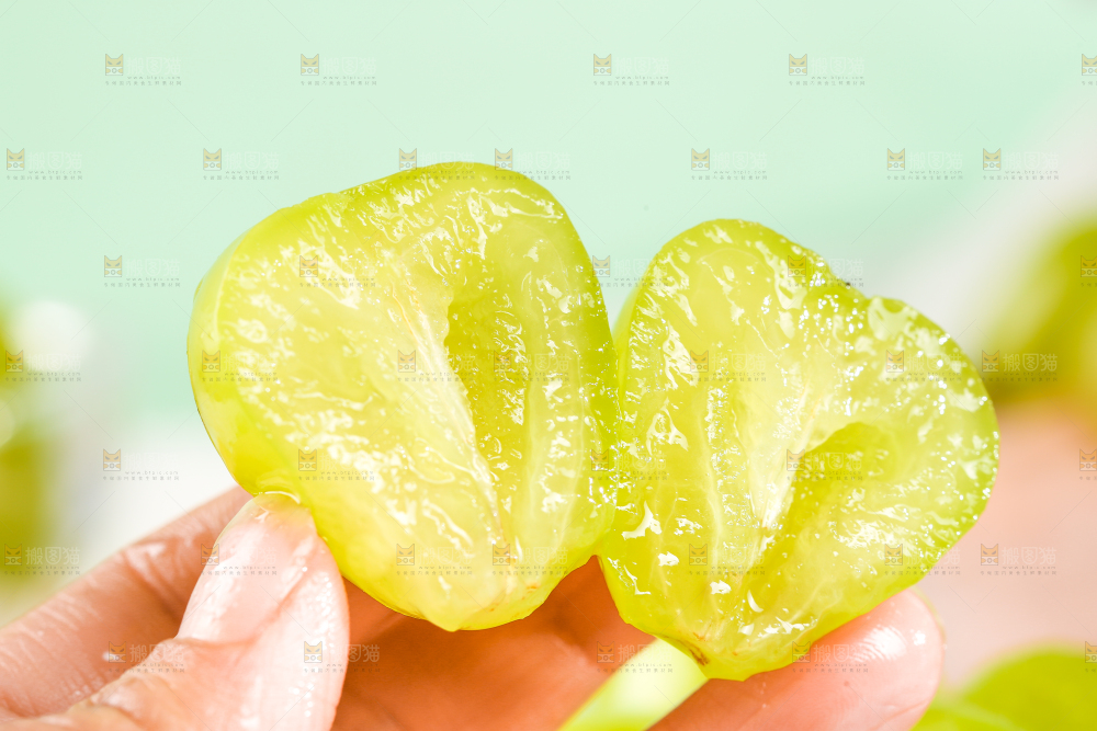 手里拿着阳光玫瑰青提