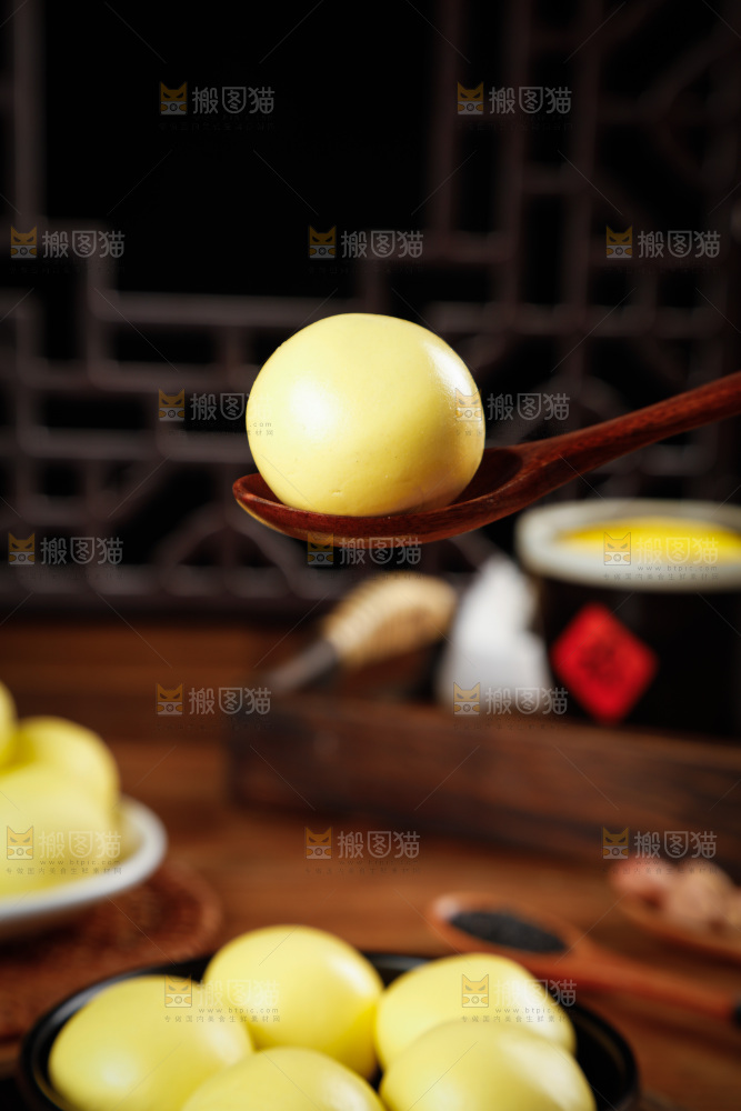 勺子上舀着黄米汤圆