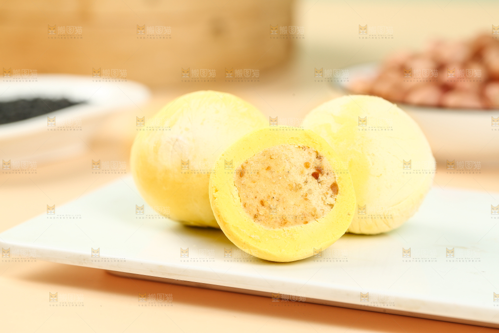 盘子上的花生馅汤圆