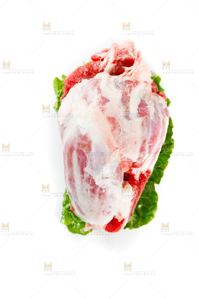 白底上放着新鲜牛腱子肉