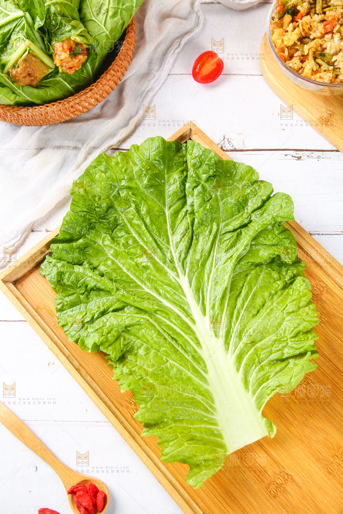 木盘里放着饭包叶