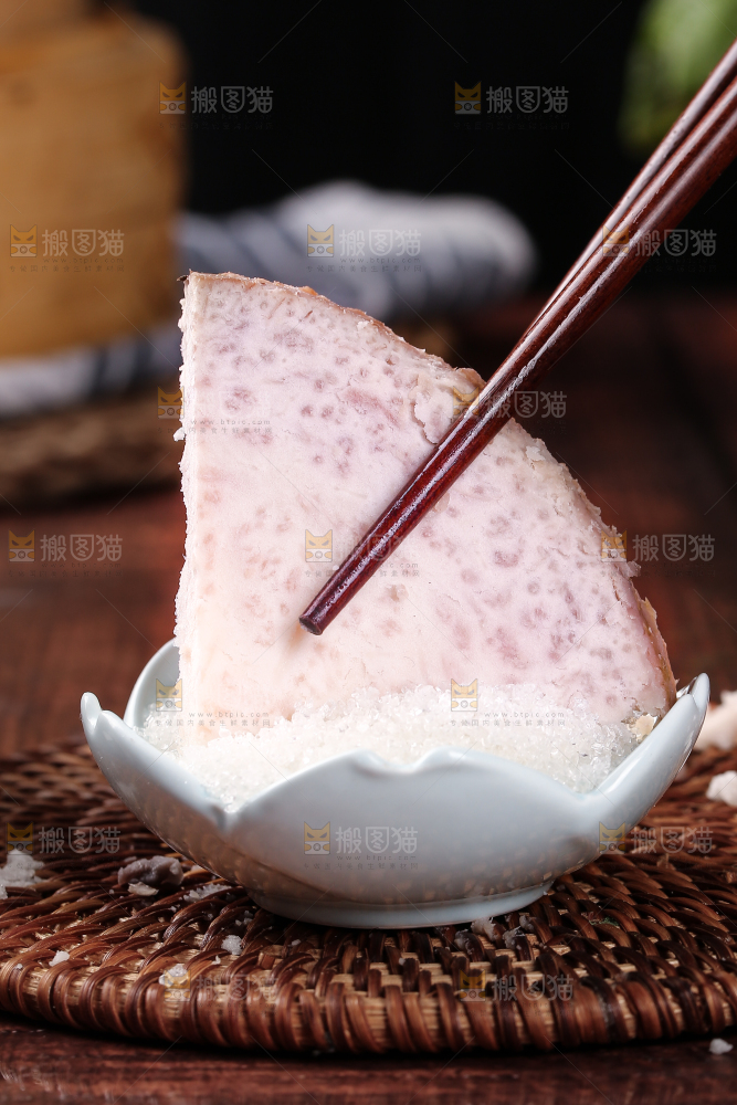 筷子夹着芋头蘸糖