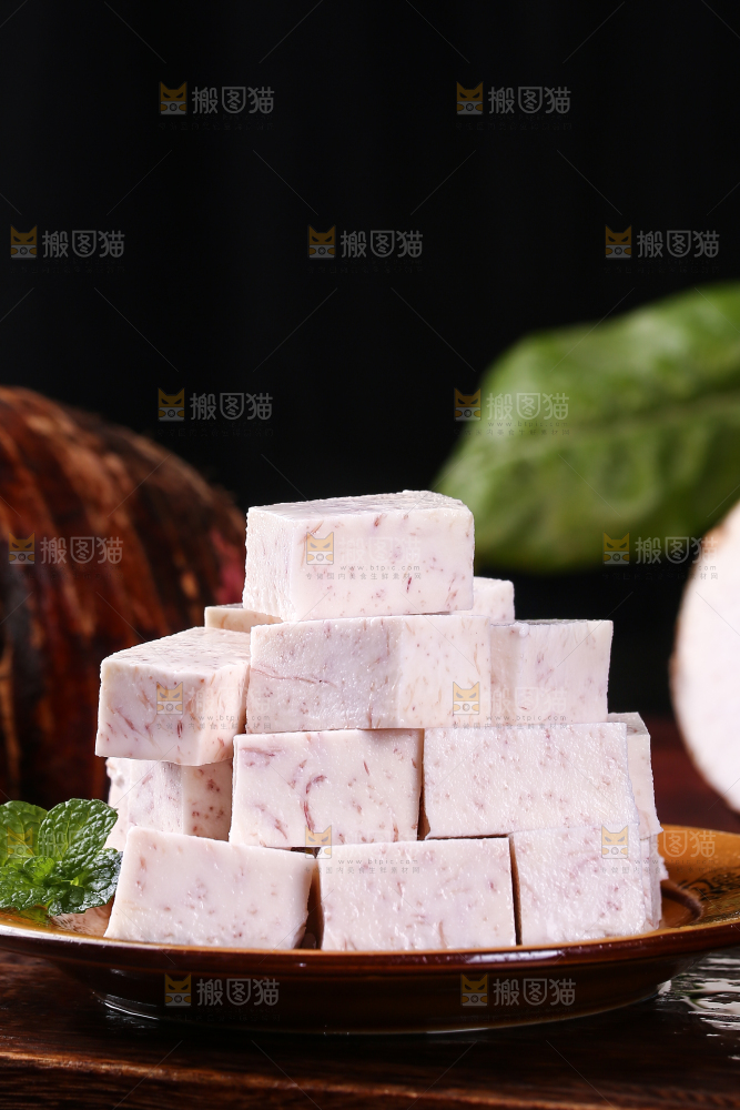 盘子里装着切块的荔浦芋头