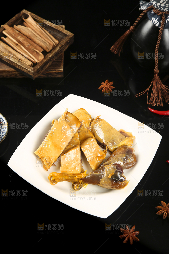 黑底上放着一盘十里风干鸡