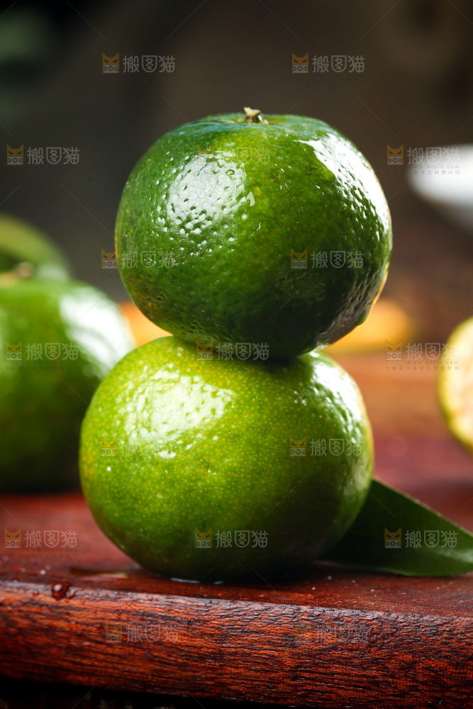 木板上放着广西清香蜜桔