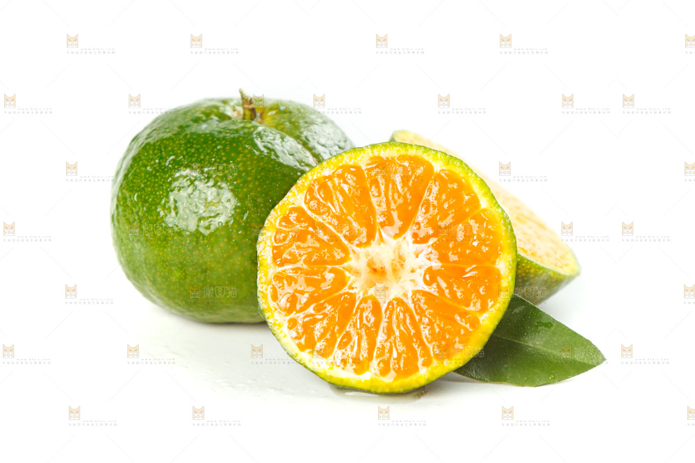 白底上放着清香蜜橘