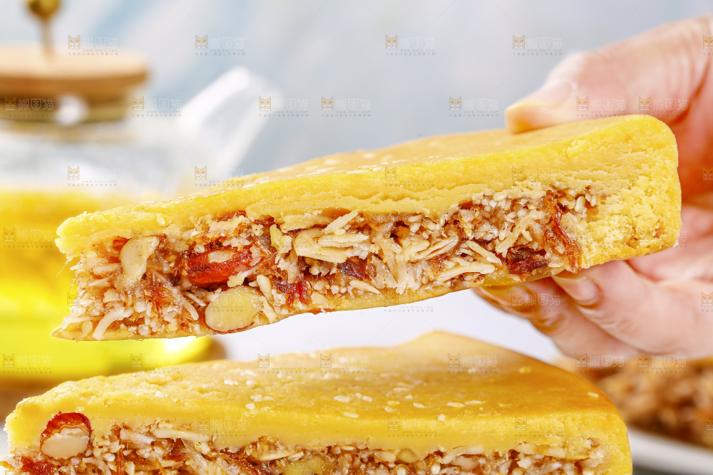 手里拿着五仁椰丝饼
