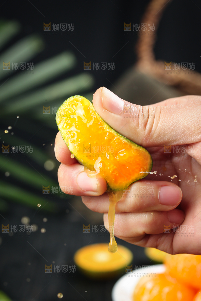 手里捏着清香蜜桔爆汁