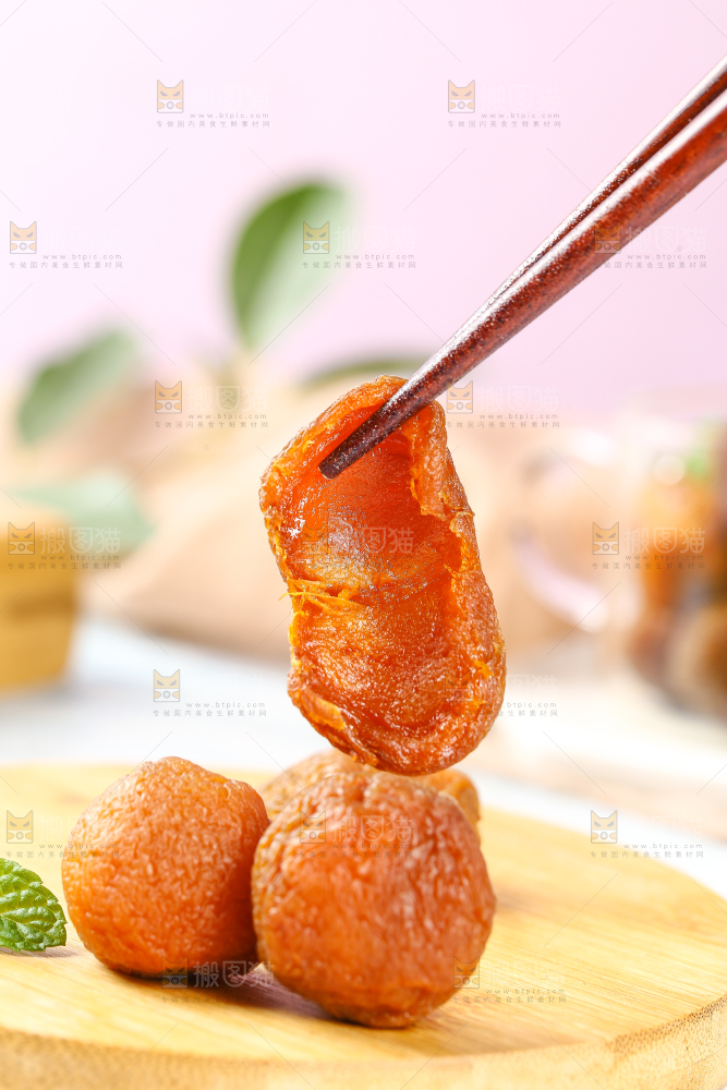 筷子上夹着吊干杏