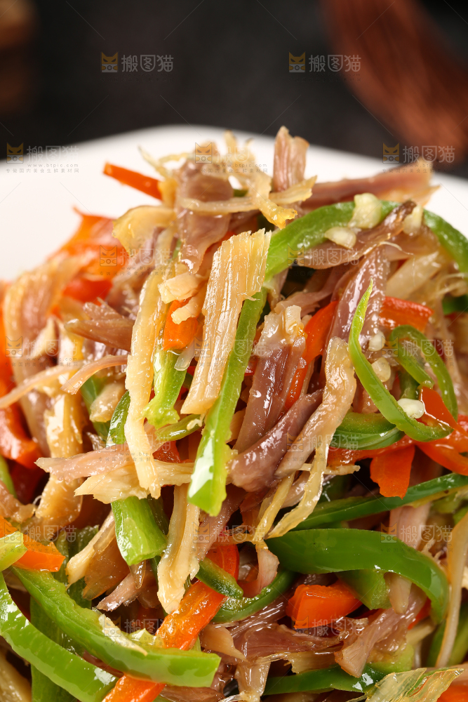 盘子里装着香辣鸡肉丝