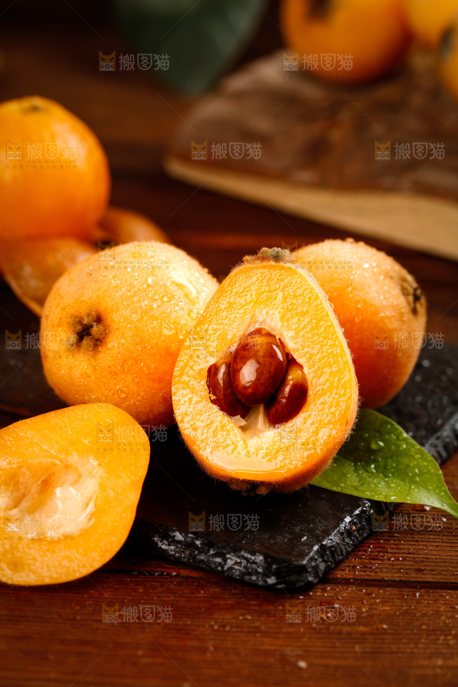 黑石板上的米易甜枇杷
