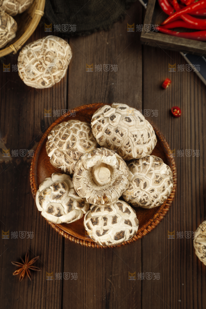 盘子里装着干花菇