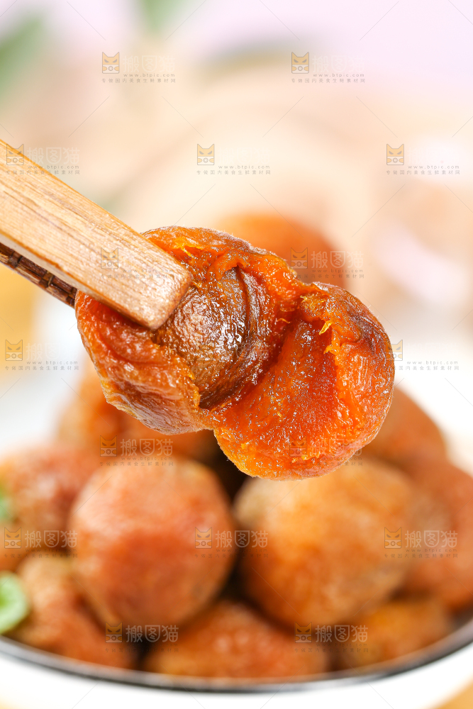 夹子上夹着杏干