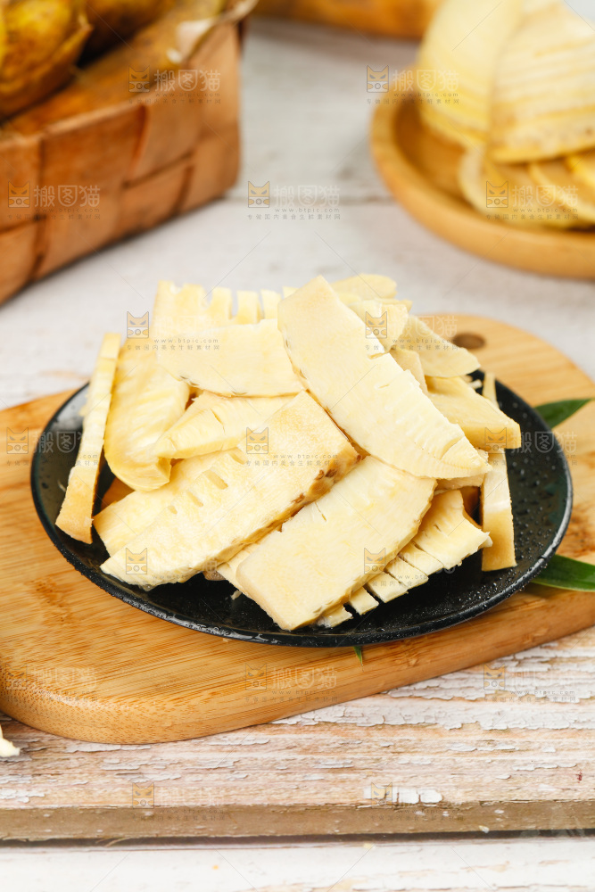 木板上放着一盘冬笋切块