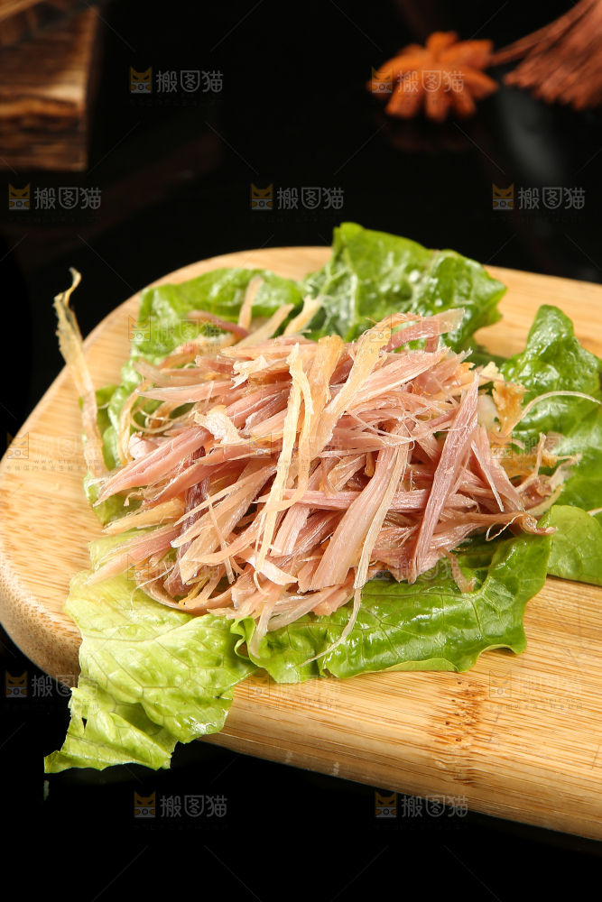 木底上放着鸡肉丝