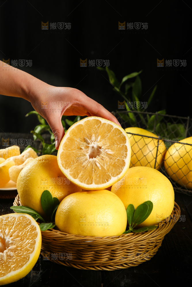 手里拿着切开的葡萄柚