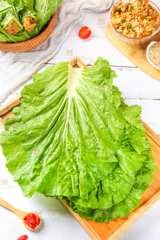 木盘里放着饭包叶