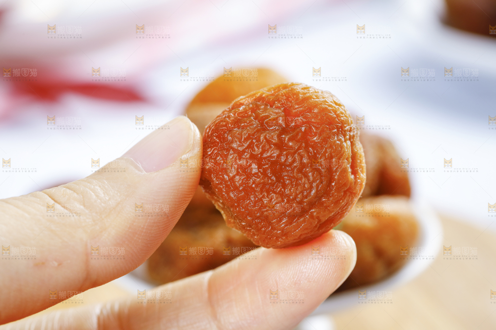 手里拿着吊干杏