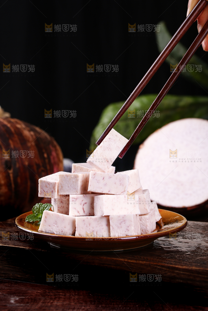 筷子上夹着芋头