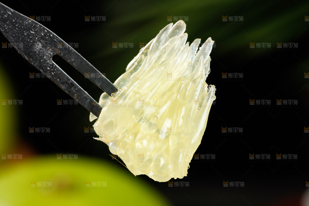 叉子上插着青柚果肉