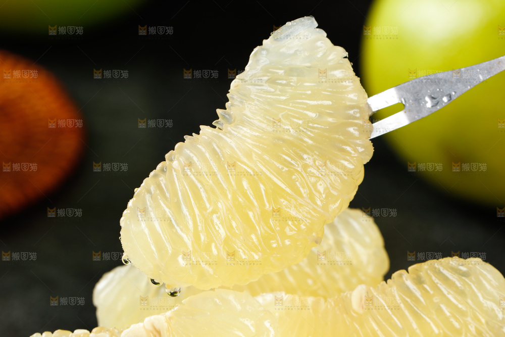 叉子上插着青柚果肉