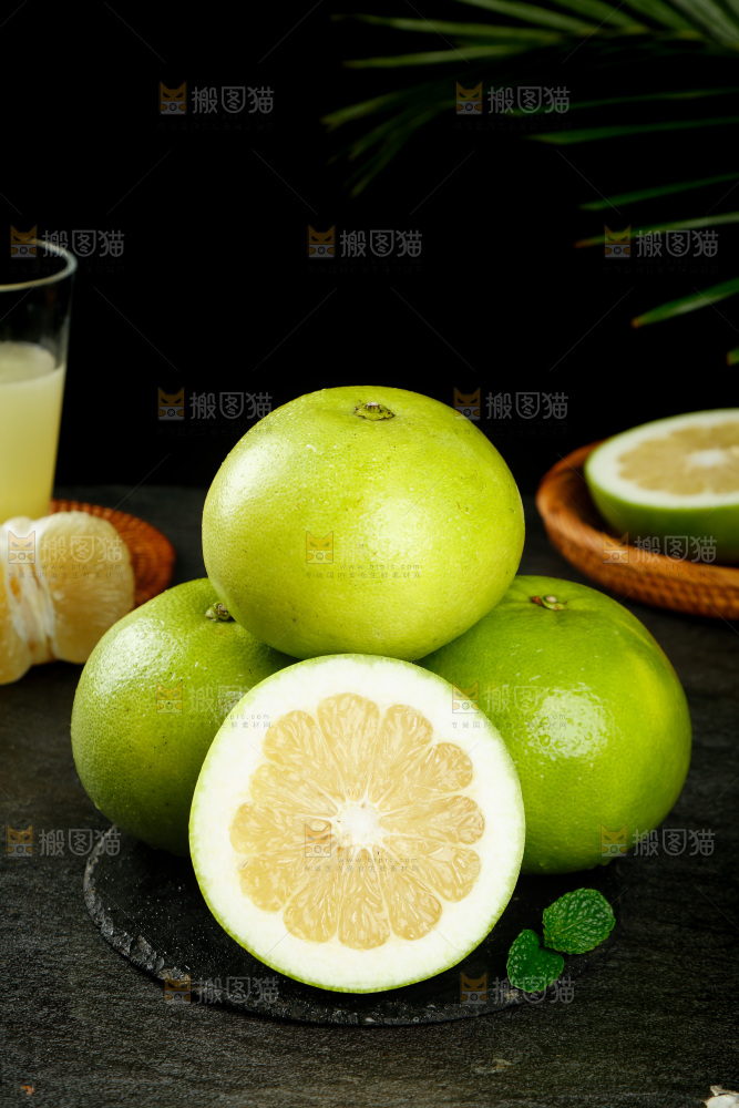 石板上一堆台湾青葡萄柚