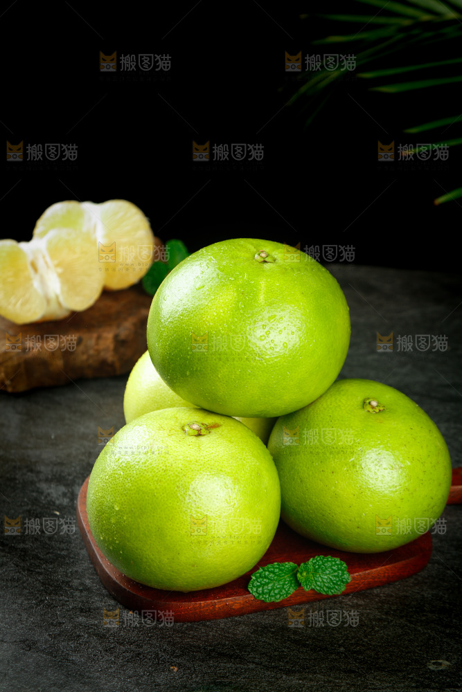 木板上放着新鲜葡萄柚