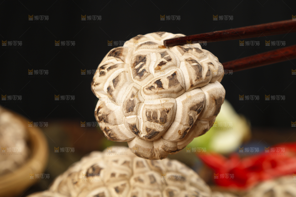 筷子上夹着干花菇