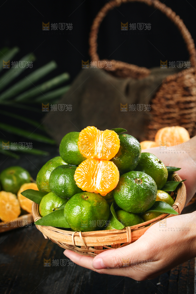手里端着一篮清香蜜橘