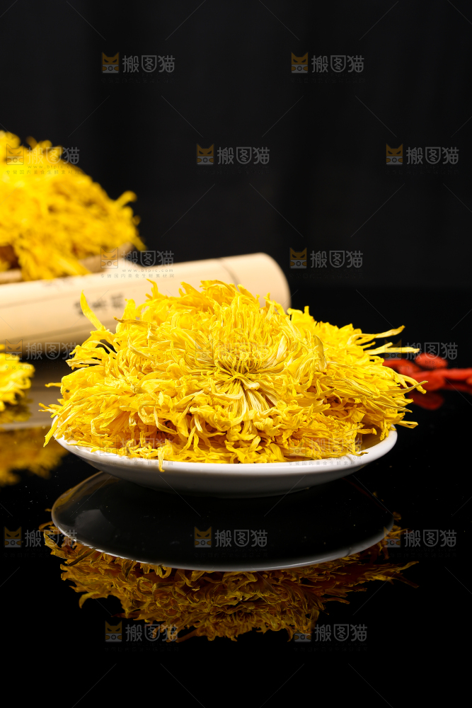 黑底上放着一盘金丝皇菊