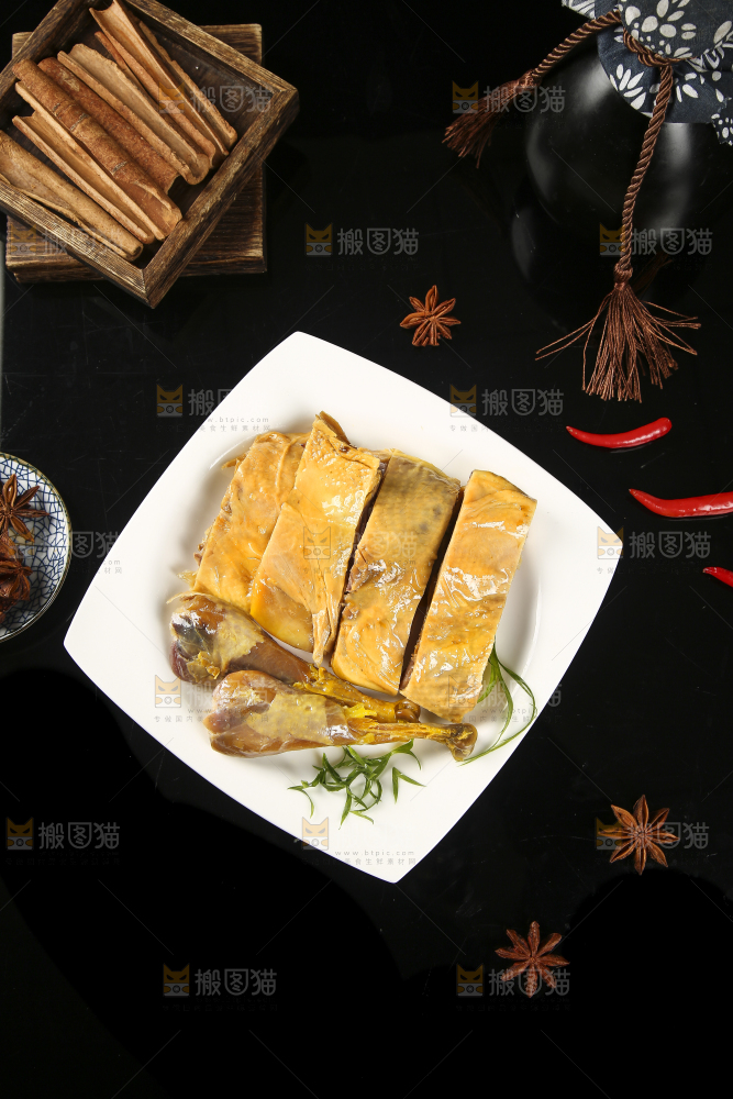 黑底上放着一盘十里风干鸡