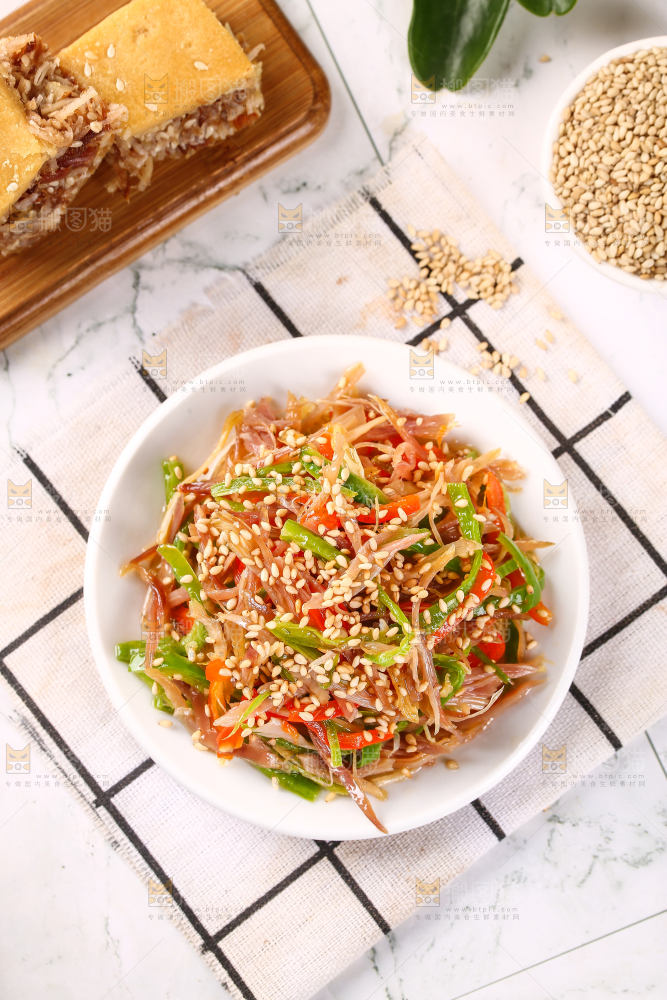 盘子里装着香辣鸡肉丝