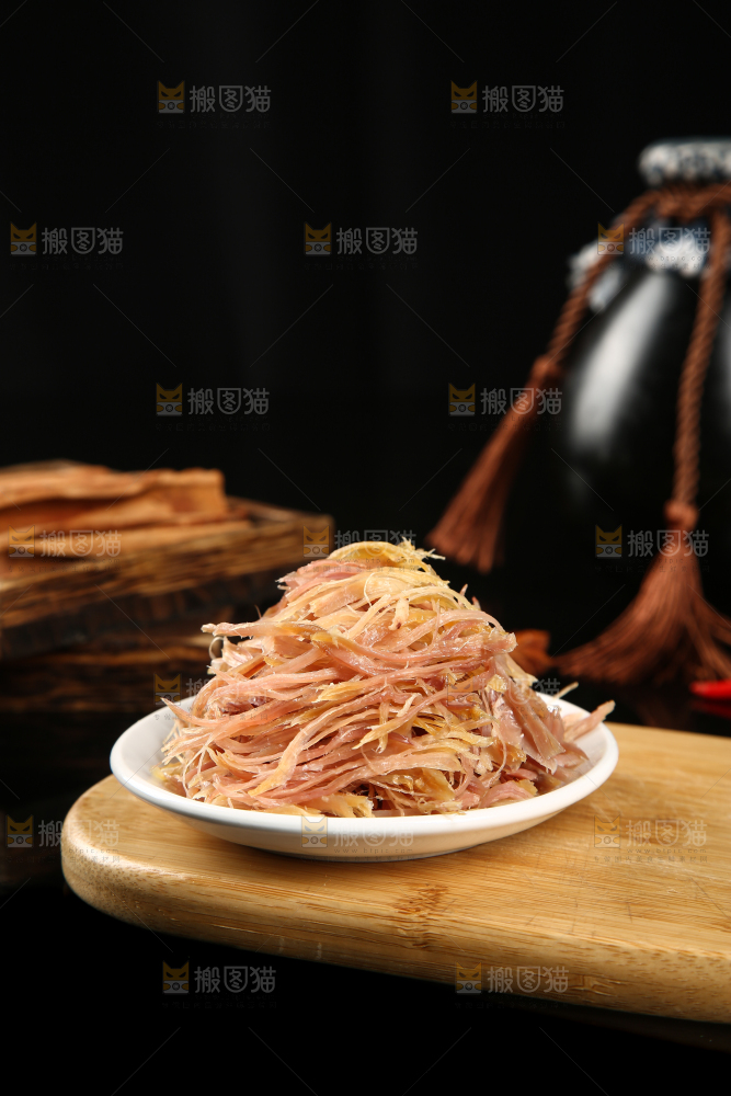 木板上放着一盘鸡肉丝