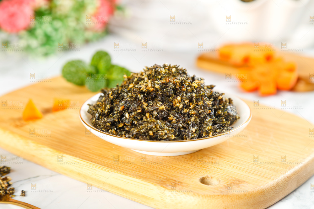 砧板上放着一碟海苔碎