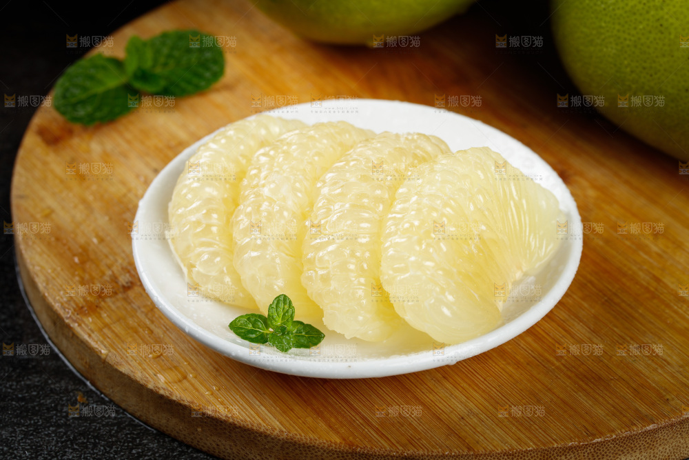 盘子里装着青葡萄柚果肉