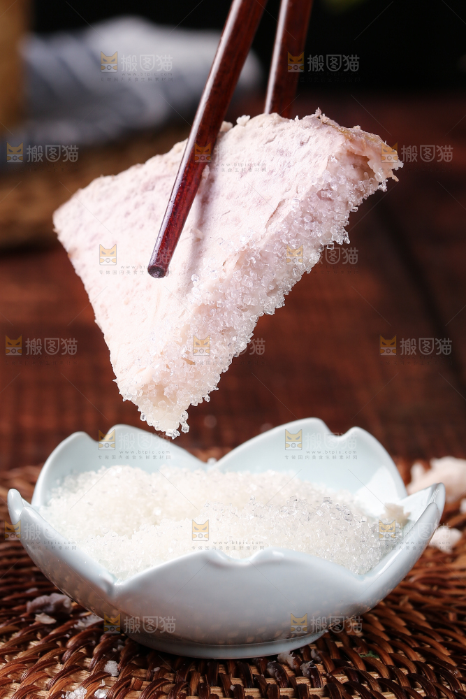 筷子夹着芋头蘸糖