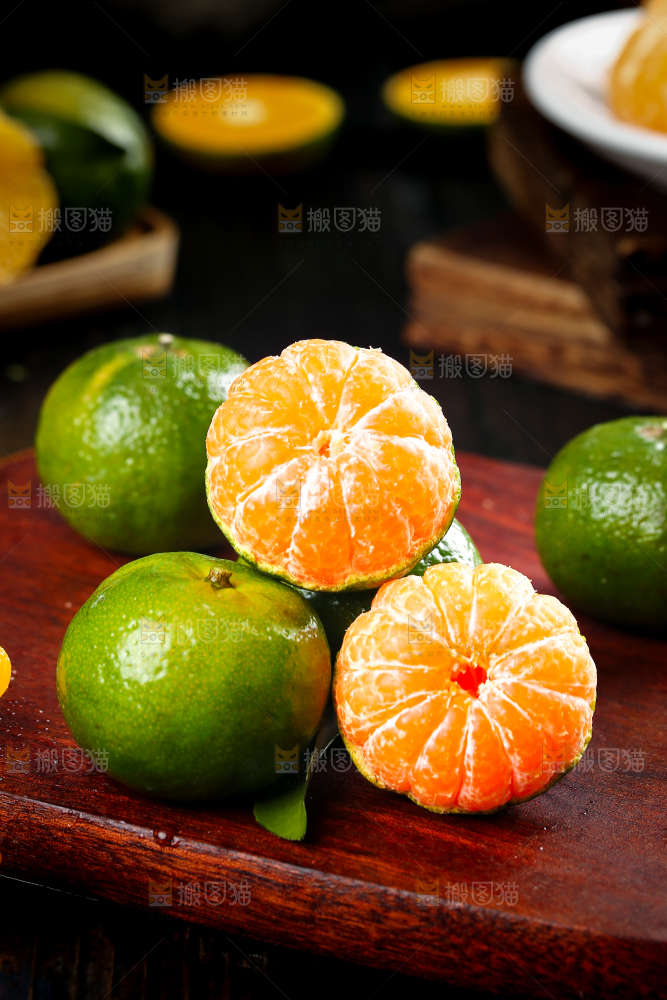 木板上放着清香蜜桔