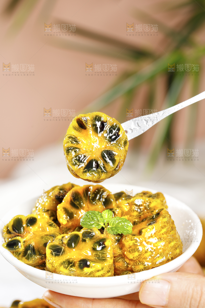 叉子上插着九月黄果肉