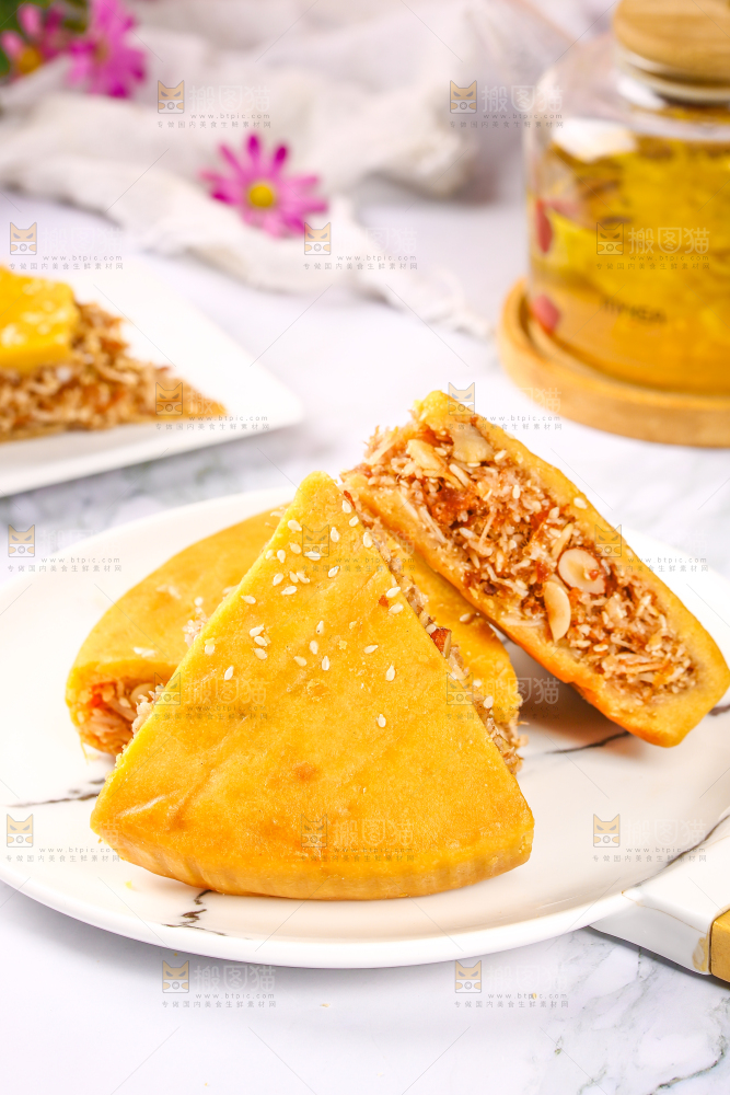 盘子里装着化州拖罗饼切块