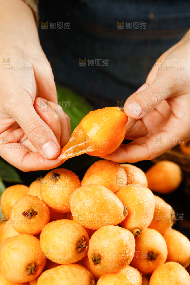 手里拿着枇杷