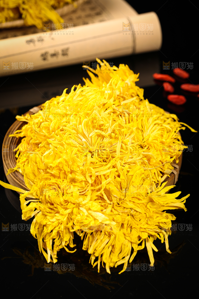 篮子里装着菊花